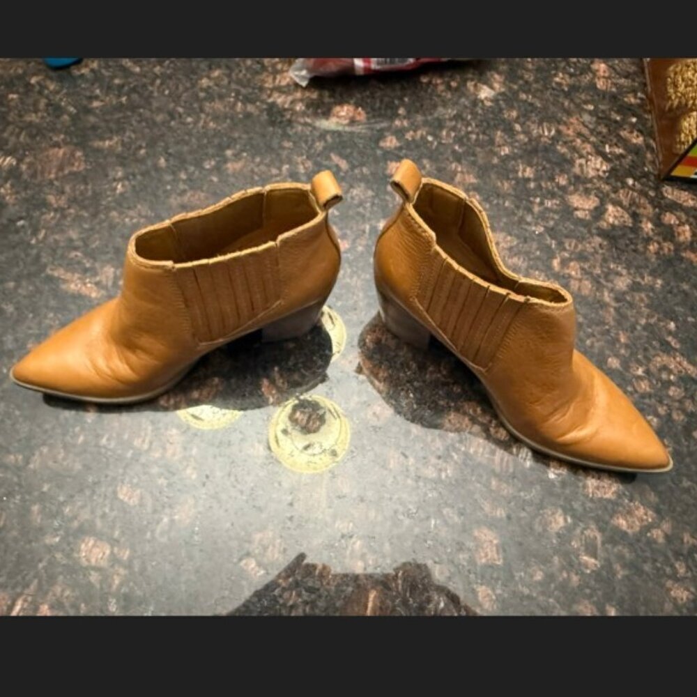 Marc Fisher ankle booties - tan leather upper - In amazing shape! - Picture 3 of 11
